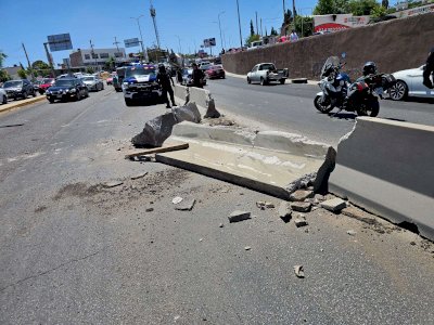 Choca camión en el Perijuv y desata caos vial 