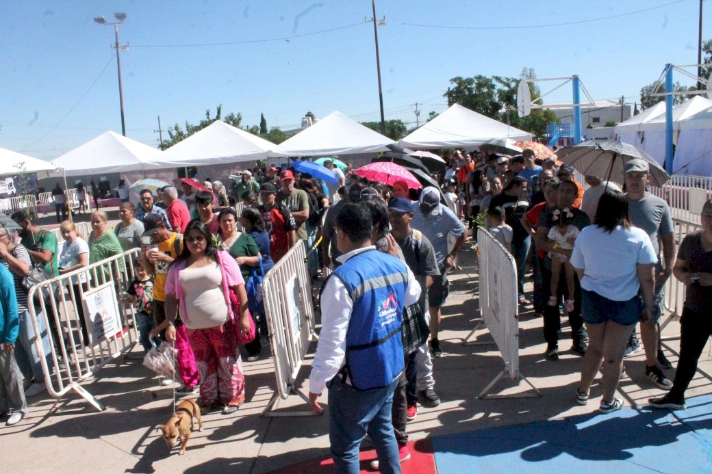 Madrugan en la Campesina por el mercadito más barato 
