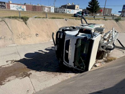 Cae a canal pesada unidad tras avanzar sola en la Vialidad Los Nogales