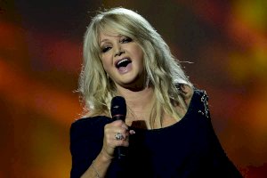 Reportan en coma inducido a Bonnie Tyler tras cirugía en Portugal