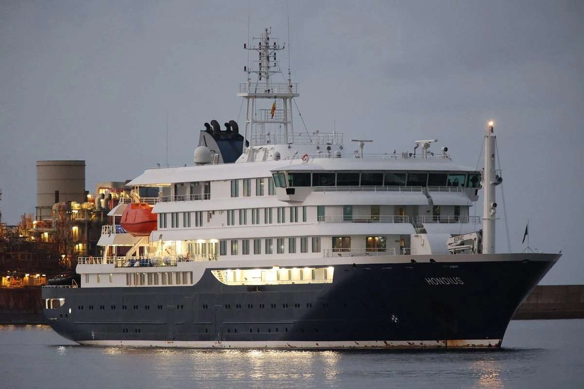 Inician evacuación del crucero afectado por brote de hantavirus