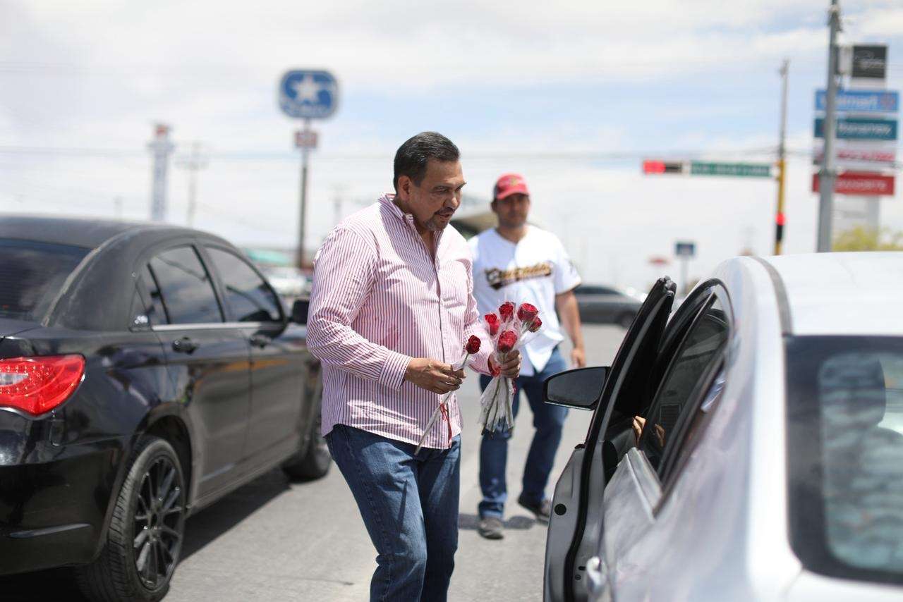 Entrega alcalde rosas a mamás en crucero