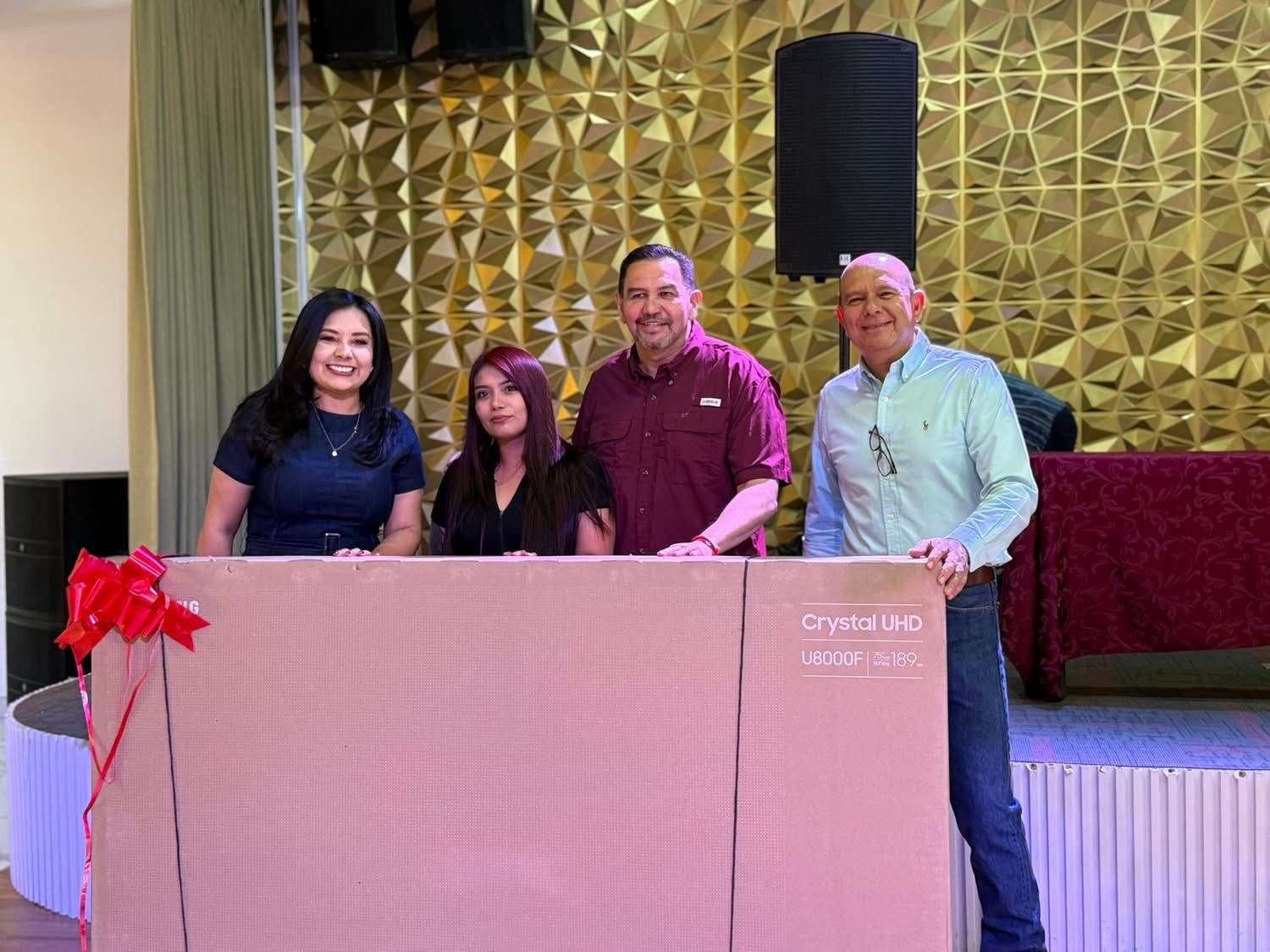 Reconocen alcade, Cuauhtémoc Estrada y Mayra Chávez, a madres juarenses