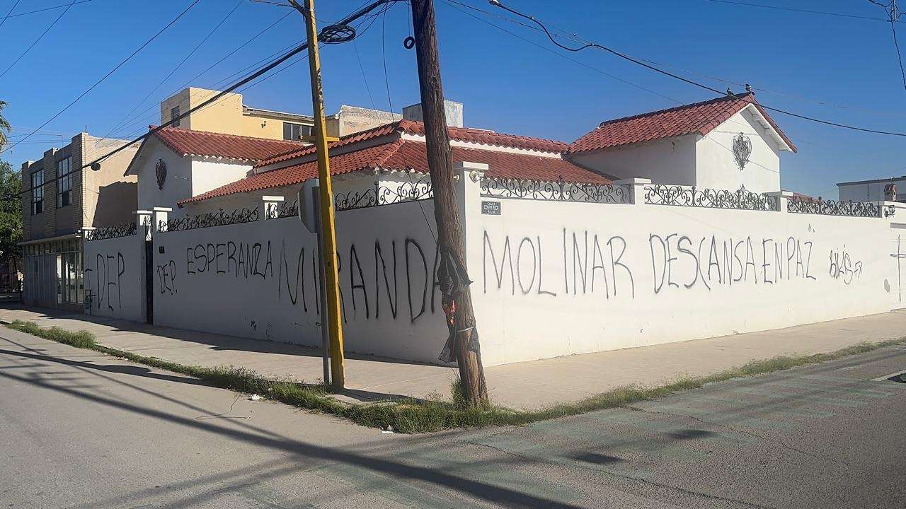 Aparecen pintas y dejan corona frente a casa de Corral en Juárez 