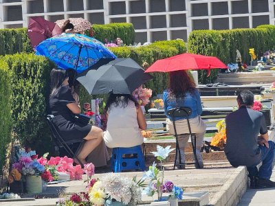 Abarrotan Panteón Colina por el Día de las Madres
