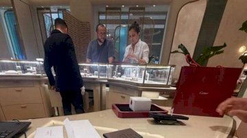 Captan a hijo mayor de Amlo en tienda de lujo Cartier de Cancún