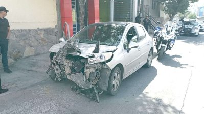 Pierde el control y choca contra muro en la Cantera