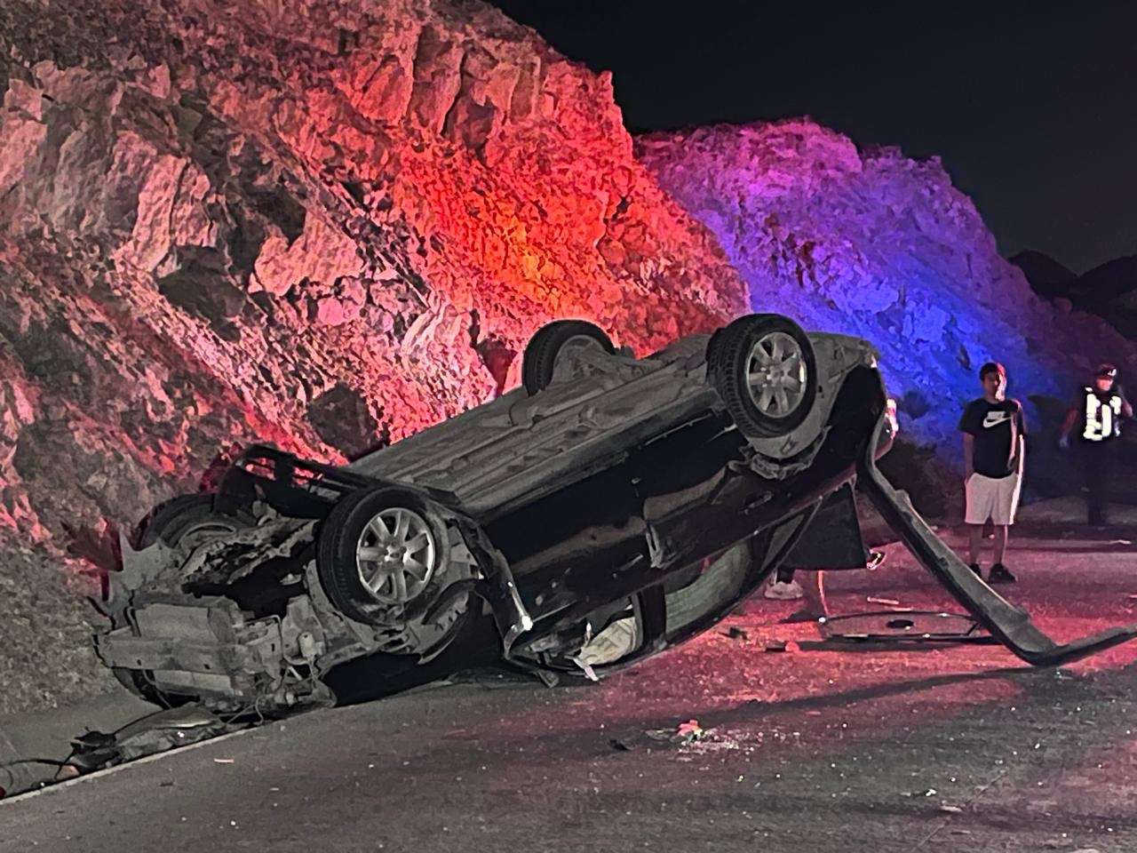 Vuelca automóvil tras choque con camioneta en el Camino Real