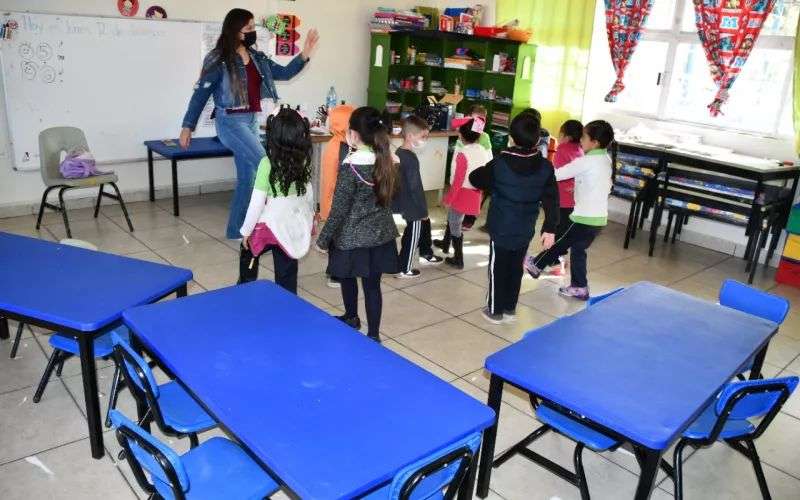 Analiza Municipio escuchar a maestros y familias sobre calendario escolar 