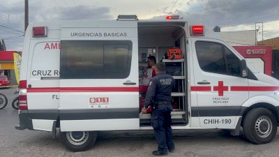 Impacta auto contra motociclista y lo deja herido en la Juárez 