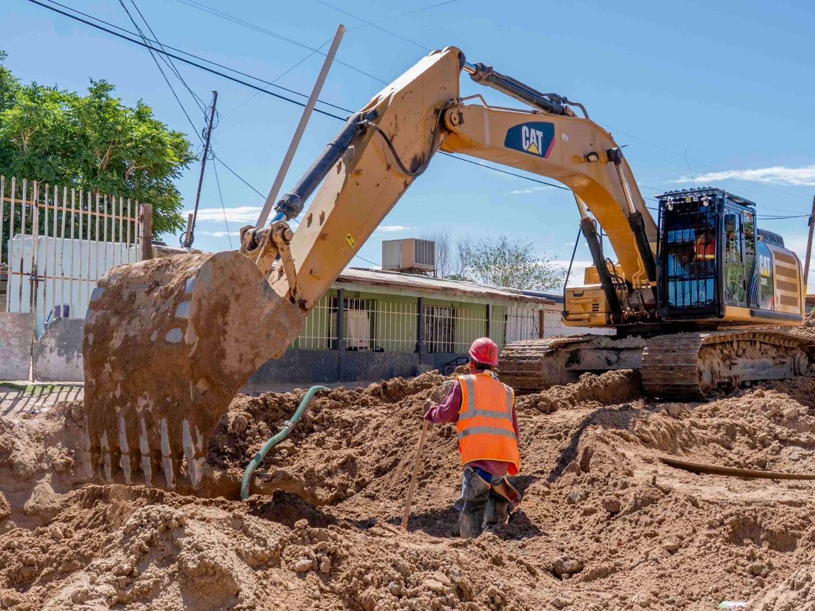 Realizan reposición de tubería de drenaje de la calle Canutillo