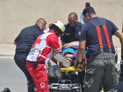 Pierde control y cae a canal en estado de ebriedad