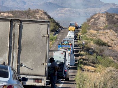 Provoca incendio de tráiler largas filas en carretera Satevó-Parral 