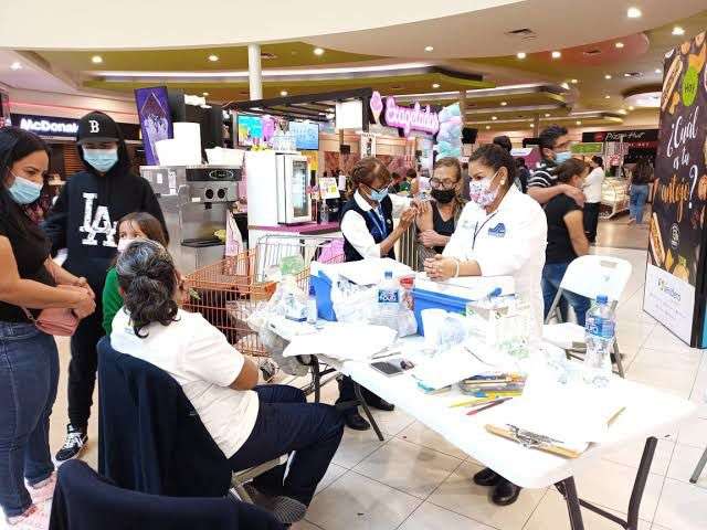 Aplican más de 6 mil vacunas durante abril en centros comerciales 