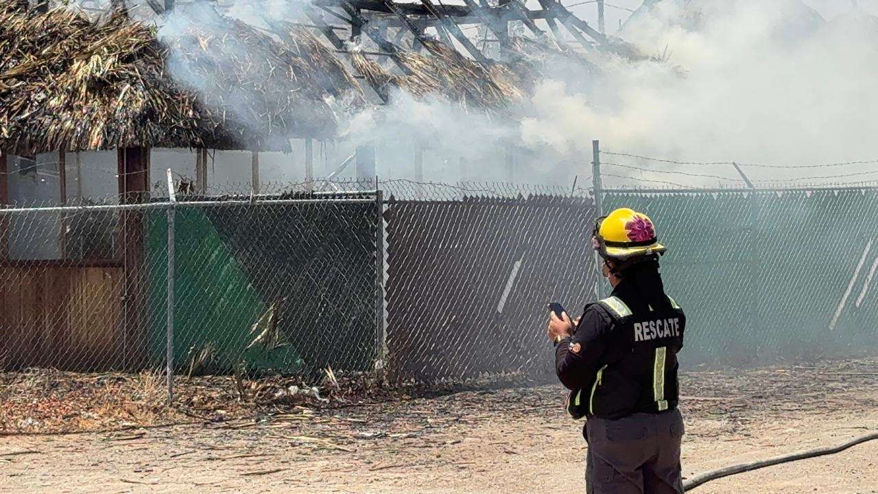 Incendio consume parte de restaurante Mar a Mar 