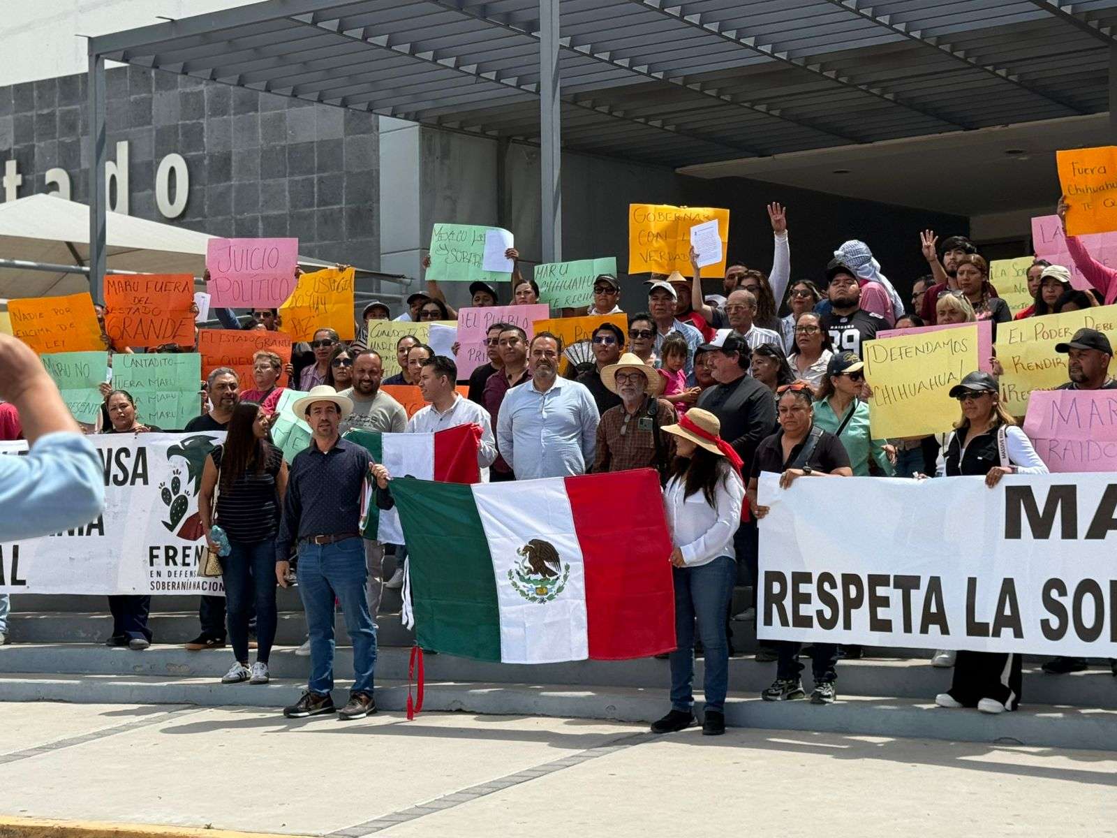 Protestan simpatizantes de Morena en oficinas estatales 