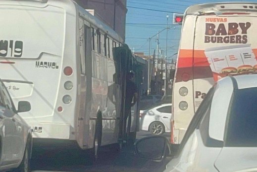 Bloquean camioneros la avenida Juárez y provocan caos vehicular