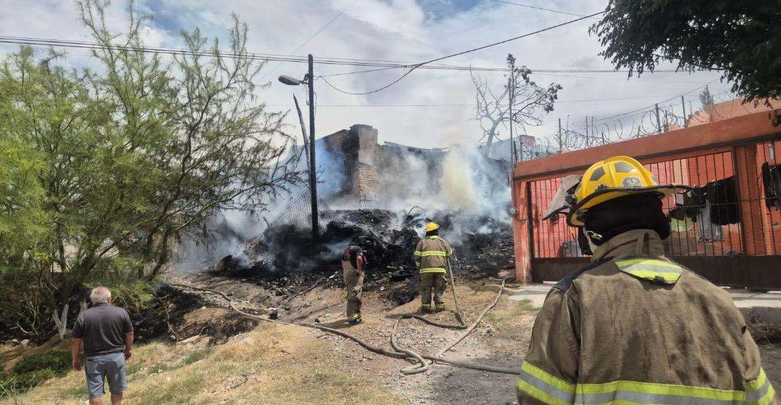 Arden cuatro viviendas al mismo tiempo; dos fueron pérdida total