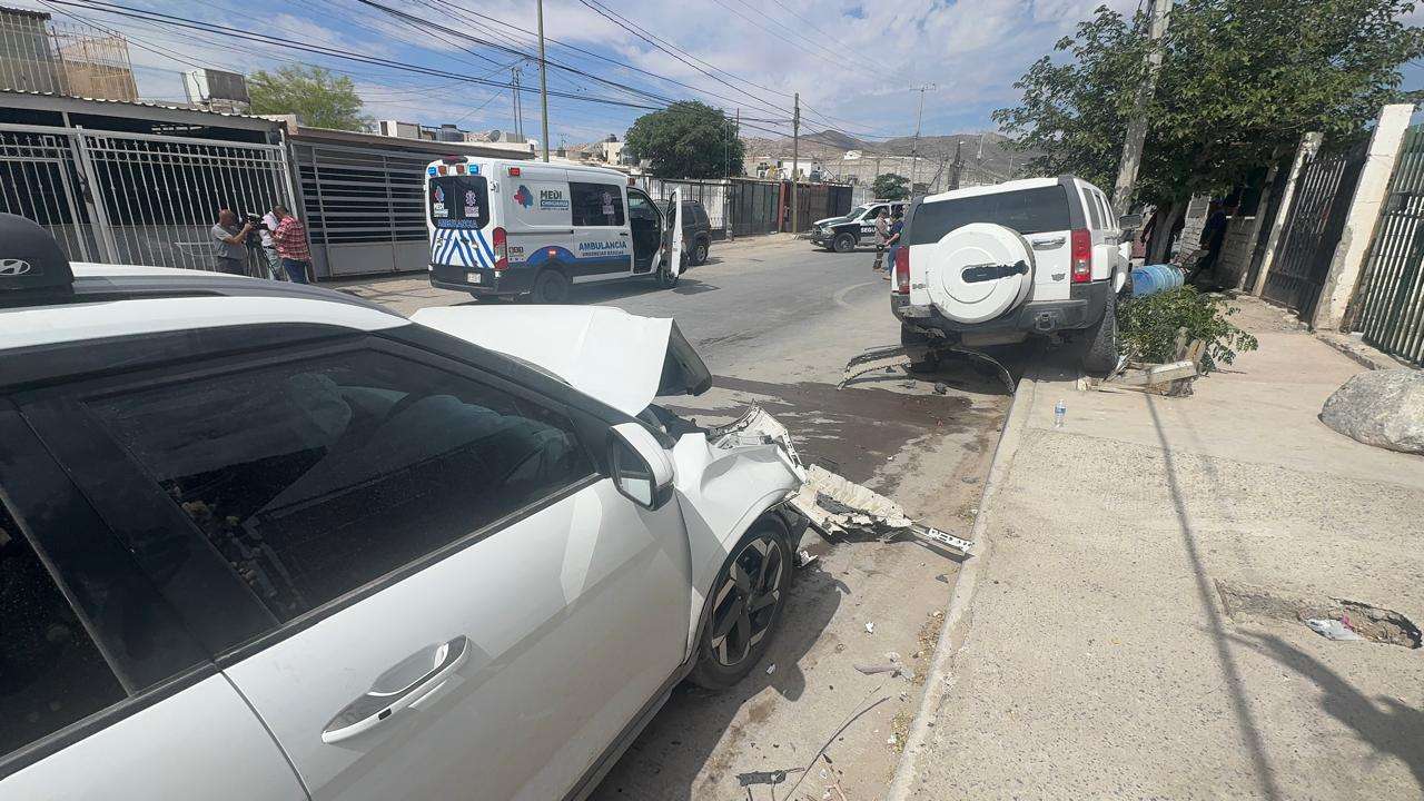 Mujer que conducía a exceso de velocidad chocó y atropelló a un hombre