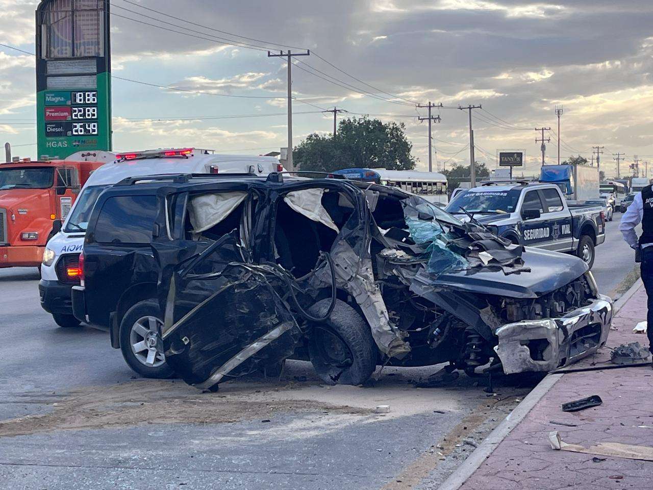 Choca camioneta contra poste en el km 20 y deja a mujer lesionada