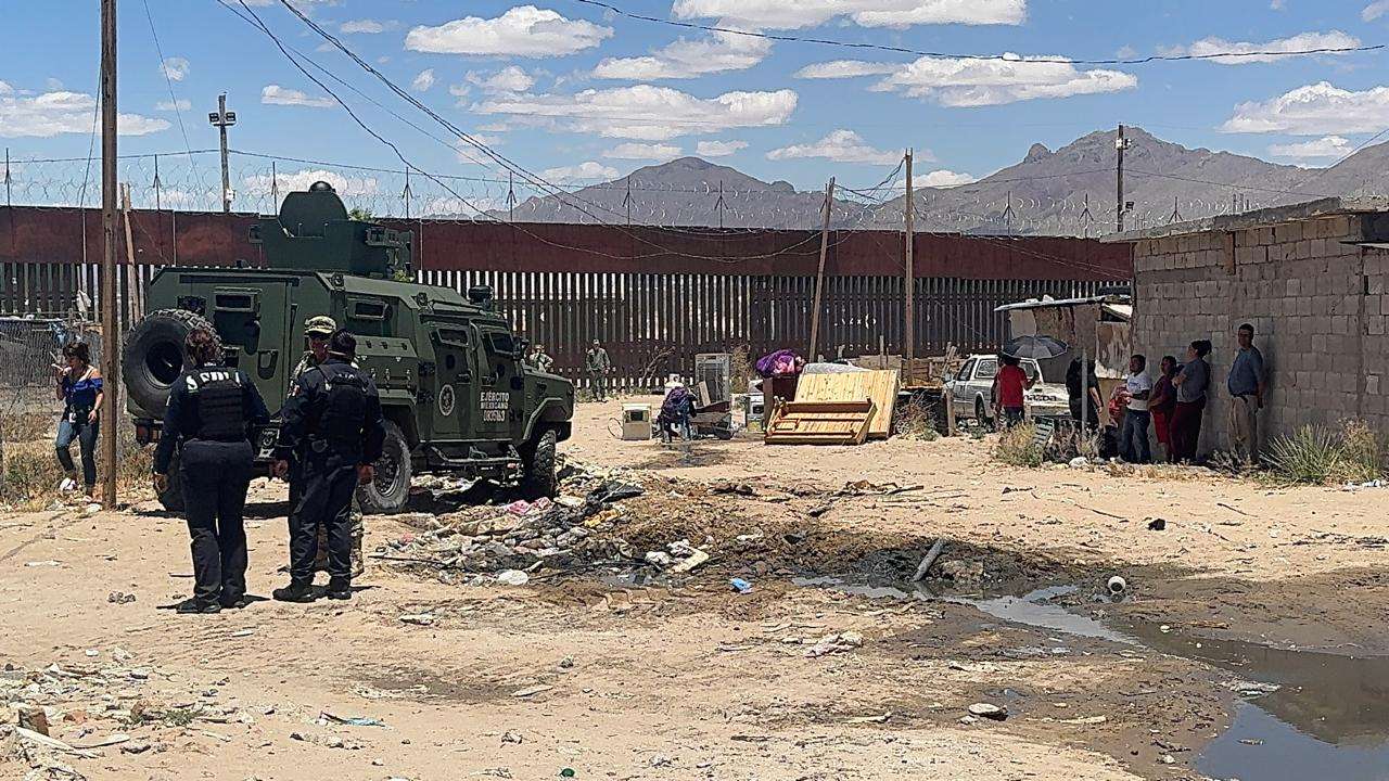 Desaloja Municipio viviendas pegadas al muro fronterizo en Anapra 