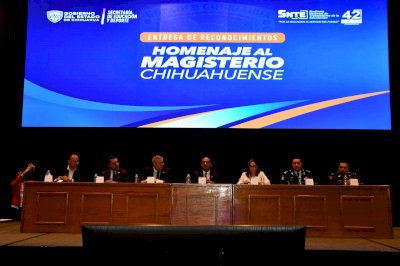Entregan estímulos y seguro de retiro a trabajadores de la educación