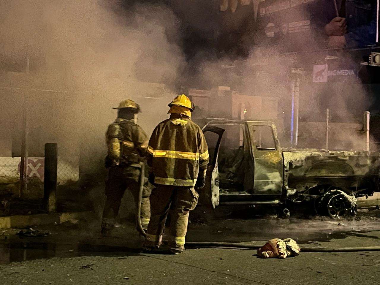 Chocan en la Juan Pablo II; camioneta se incendia por completo