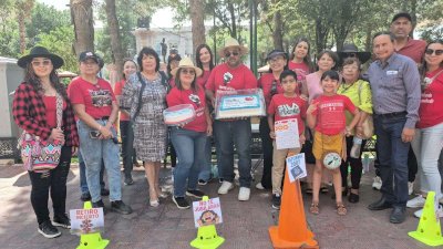 Protestan maestros en Palacio por una jubilación digna 