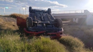 Vuelca al perder el control del volante en carretera a Delicias 