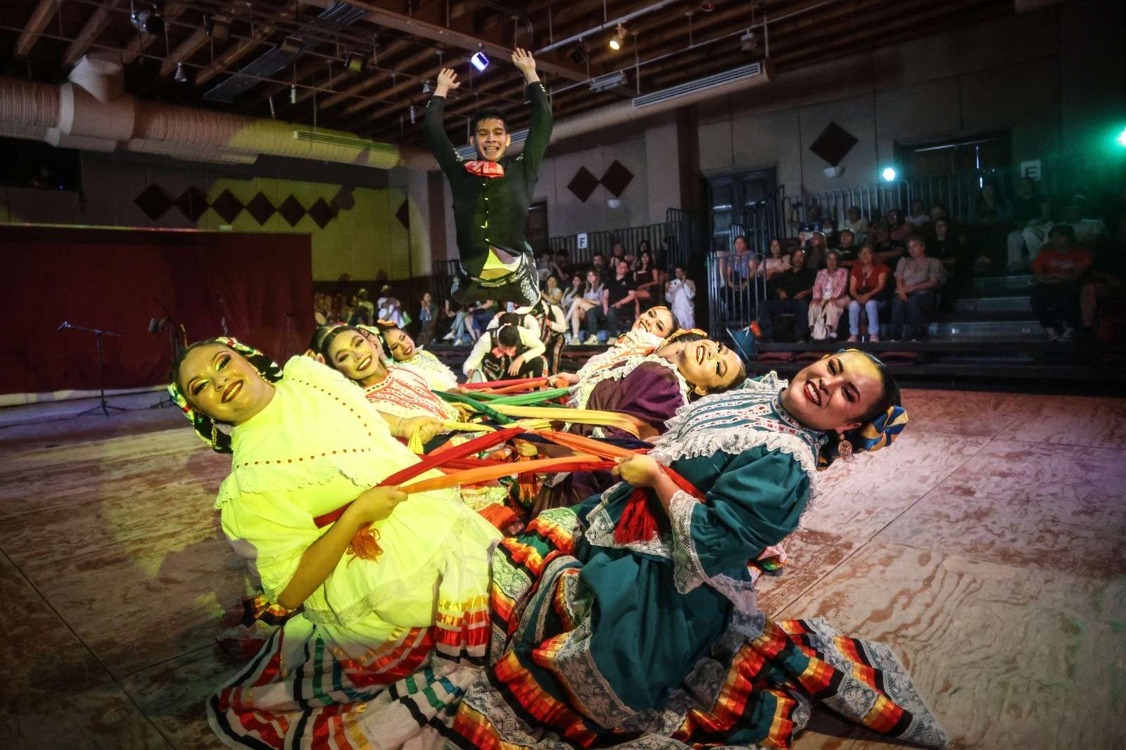 Celebran identidad chihuahuense con espectáculo folclórico
