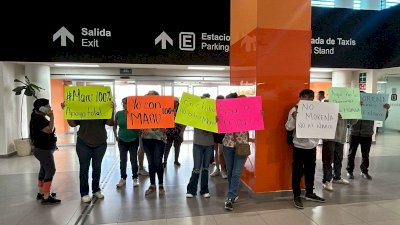 Protestan contra llegada de Andy López al aeropuerto de Chihuahua