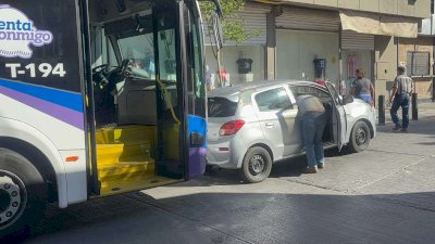 Choca Bowí contra auto; genera caos vial en la Juárez 