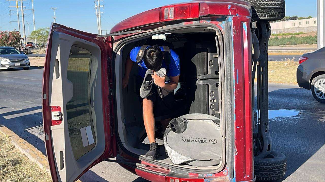 Se vuelca camioneta en el Bulevar Francisco Villarreal