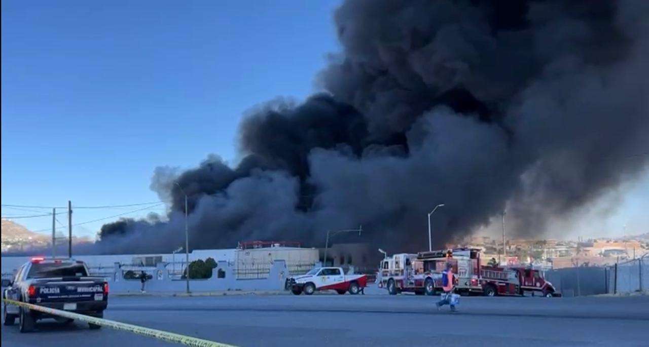 Arrasa incendio maquiladora en el Parque Industrial Gema