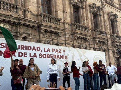 Concentra Morena a su plana mayor en mitin frente a Palacio de Gobierno