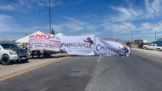 Impiden productores paso a simpatizantes de Morena en carretera a Delicias 