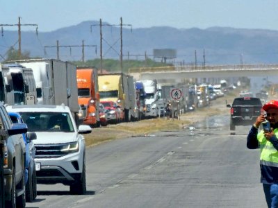 Bloquean transportistas con filas de hasta 2 kilómetros carretera a Juárez 