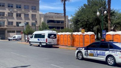 Instalan baños portátiles para marcha de Morena 