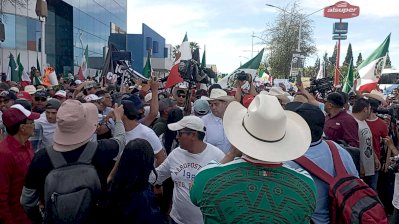 Arranca entre empujones y tensión la marcha morenista