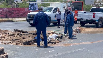 Cierran 2 carriles para reparar fuga de agua en la Carranza 