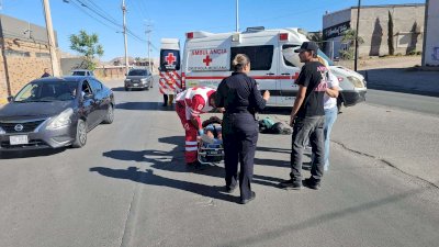 Resulta motociclista herido tras chocar contra auto al norte 