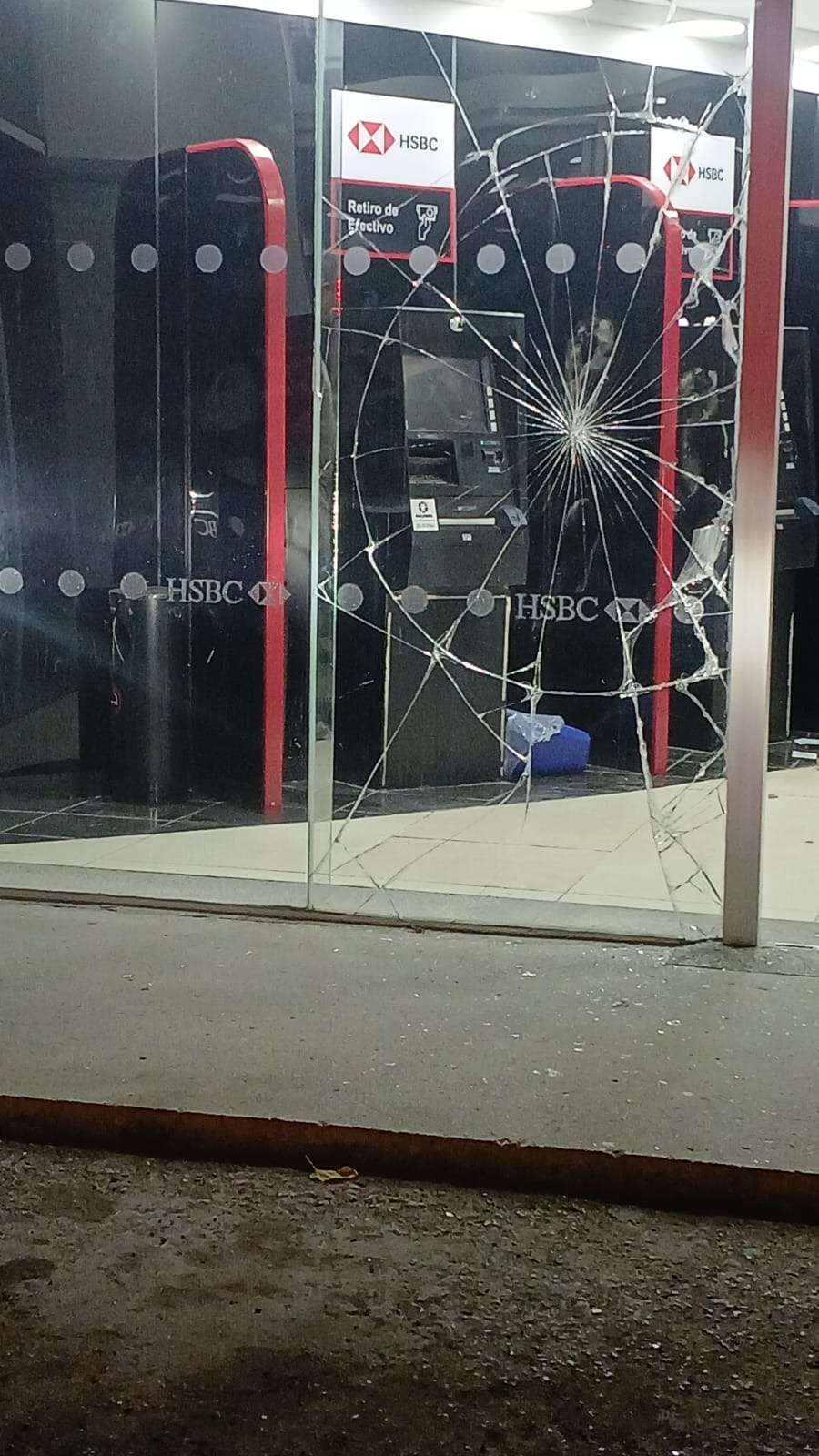 Daña sucursal bancaria y lo arrestan