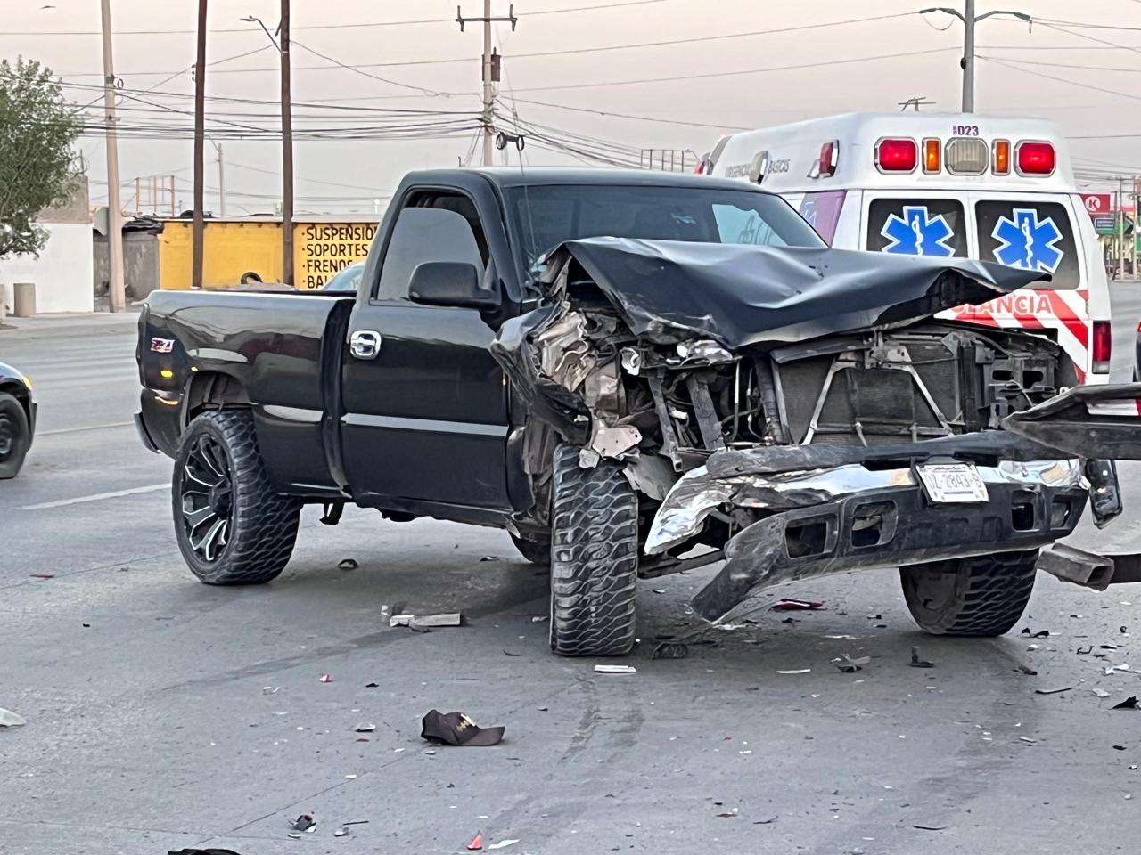 Roban camioneta, desatan persecución y chocan en la Gómez Morín
