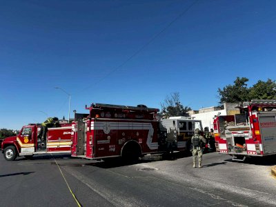 Consume incendio cabina de tráiler a un costado del Canal 