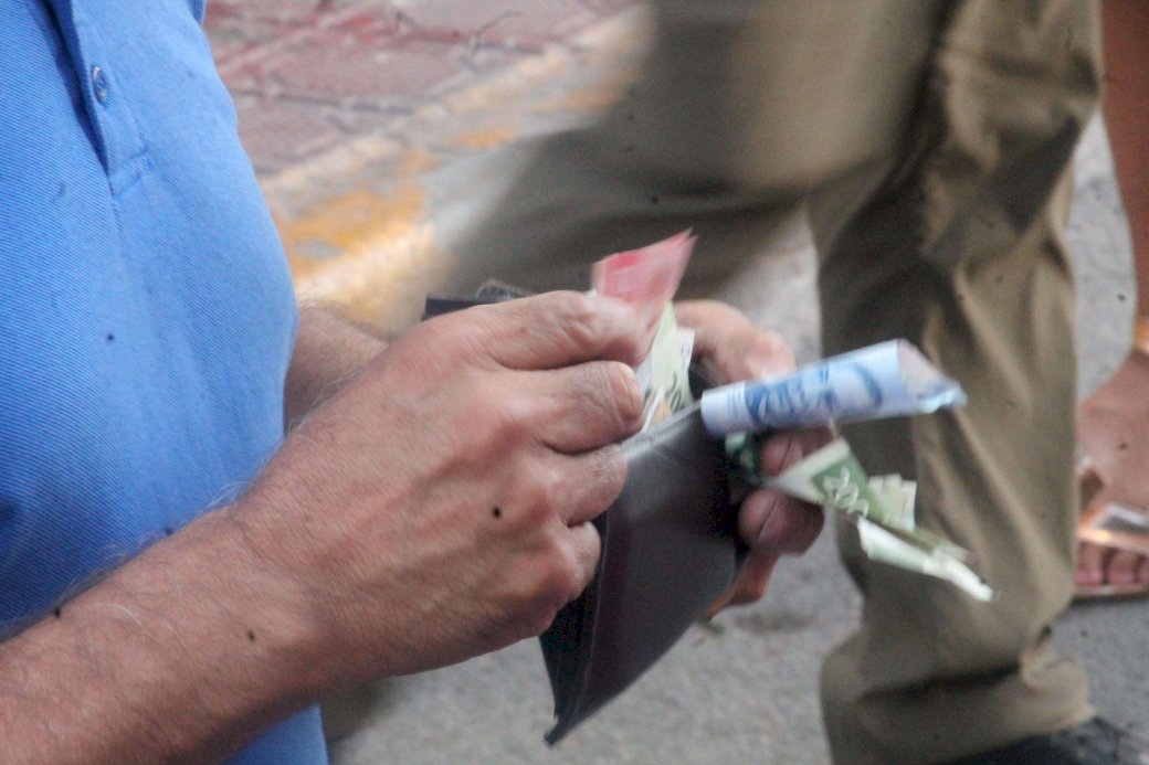 Hacen su agosto vendedores ambulantes pese a escasa asistencia de Morena 