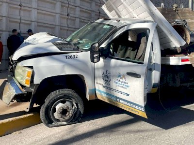 Embiste camión municipal a pickup en la Politécnico; hay dos heridos
