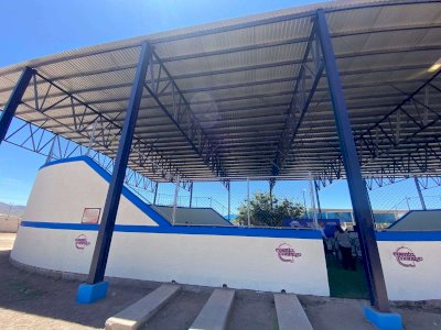 Inauguran techumbre y cancha de fútbol con inversión de 4 mdp 