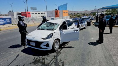 Deja choque con volcadura solo daños materiales en Circuito Universitario