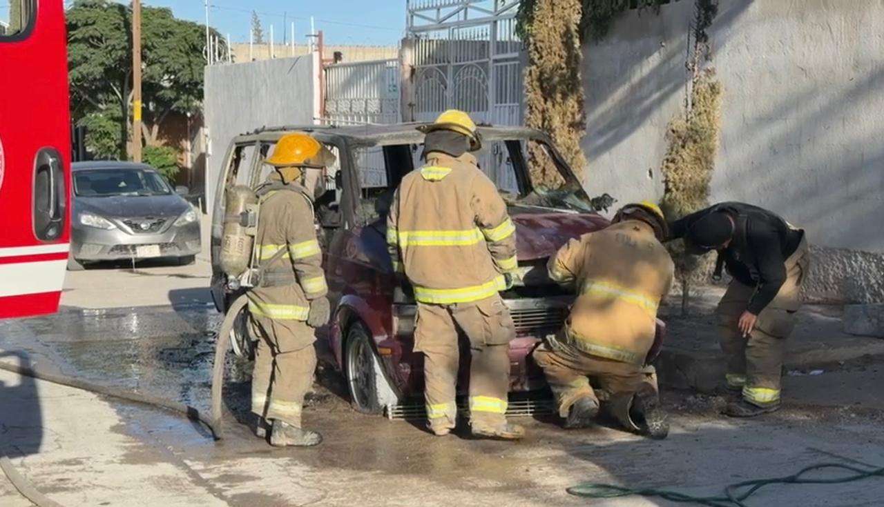 Se incendia camioneta en la Santa María; sospechan que fue provocado