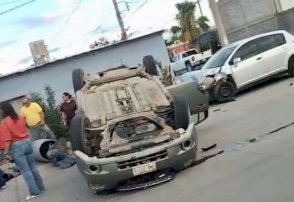 Vuelcan jóvenes su vehículo tras chocar auto en la Palestina
